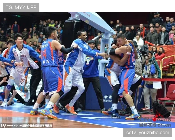 大雨中比赛暂停,双方球员与小球童互动场面温馨