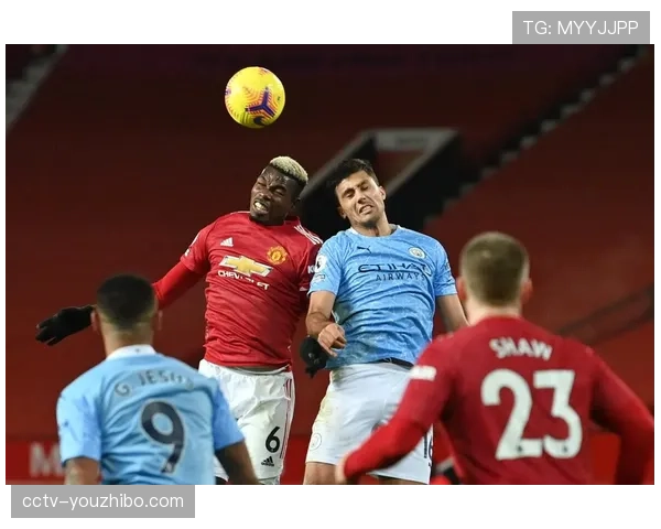 现场：大雨中的德比，曼彻斯特两队球员场上寸土必争